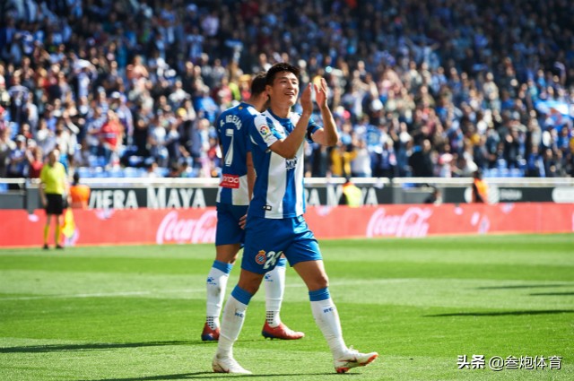 武磊对决梅西听着也惭愧！夏天卖围巾136元一条：还不是因为钱？