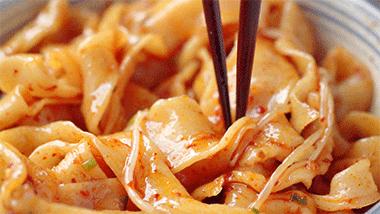 正宗好吃油泼面做法视频,油泼面怎么做最简单最好吃