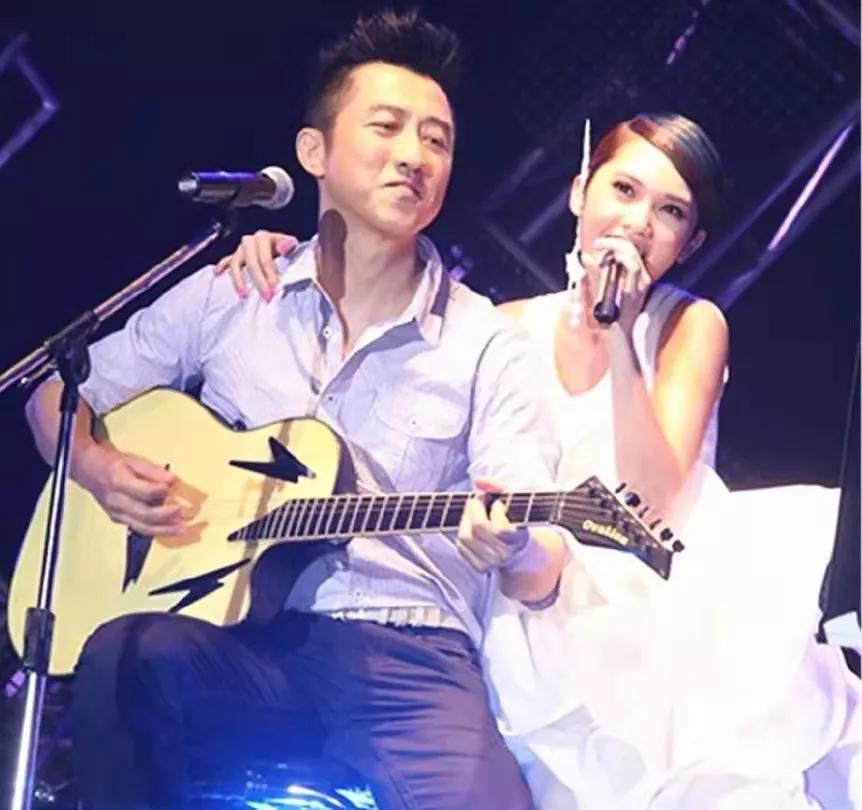 伊能静的坎坷情史：亲手葬送23年感情，离婚后嫁秦昊收获幸福