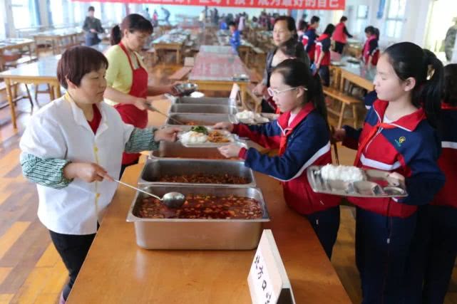 评价寄宿制学校要从食堂看起，走进西安临潼华乐学校食堂
