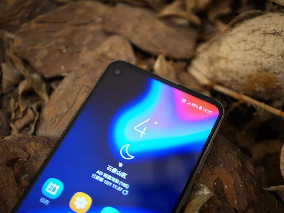 挖孔屏和水滴屏哪个更好看,水滴屏和挖孔屏谁好看