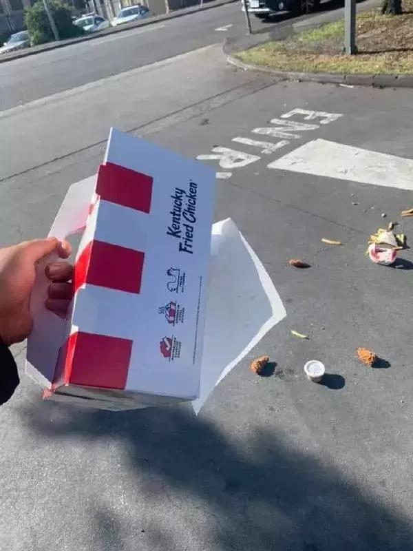 第一次见嘴巴被蚊子咬肿,如果被毒蜘蛛咬一口就会变成蜘蛛