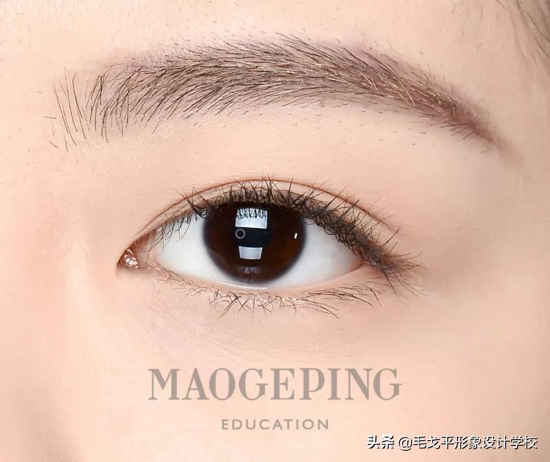 眼线一画上就晕染,眼线一画就成梯形