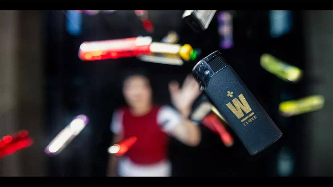 无论他多有钱都会拿走你的打火机,不管你的朋友多有钱都会拿打火机