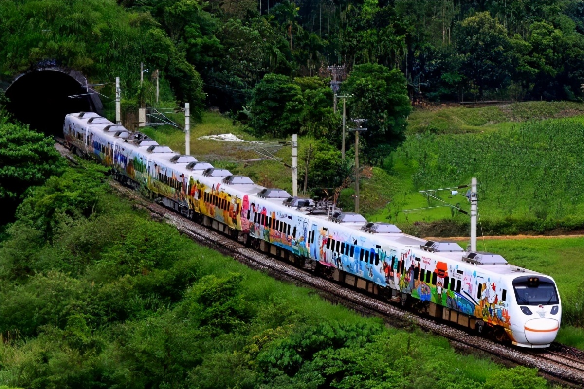 台湾发生列车脱轨事故,台湾列车脱轨事故还原