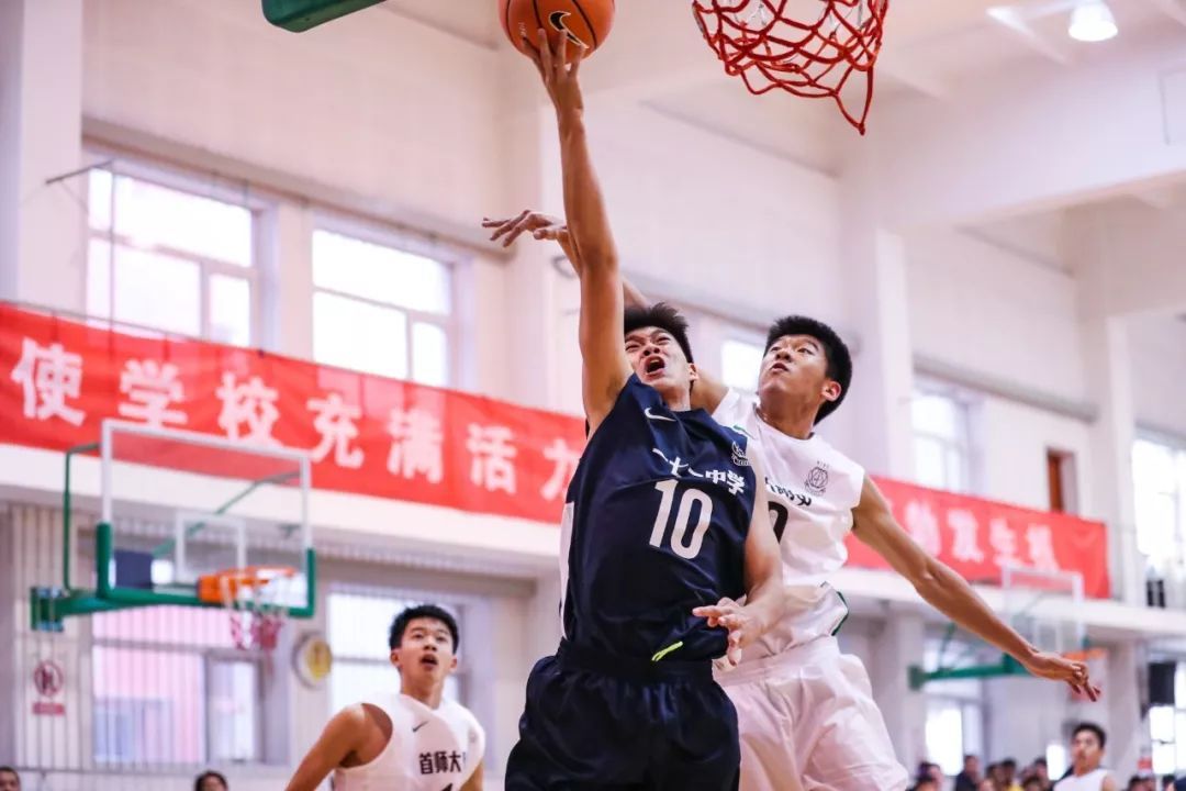 新·十六强齐亮相高中赛场惊现*力暴**隔扣丨18-19耐克高中联赛