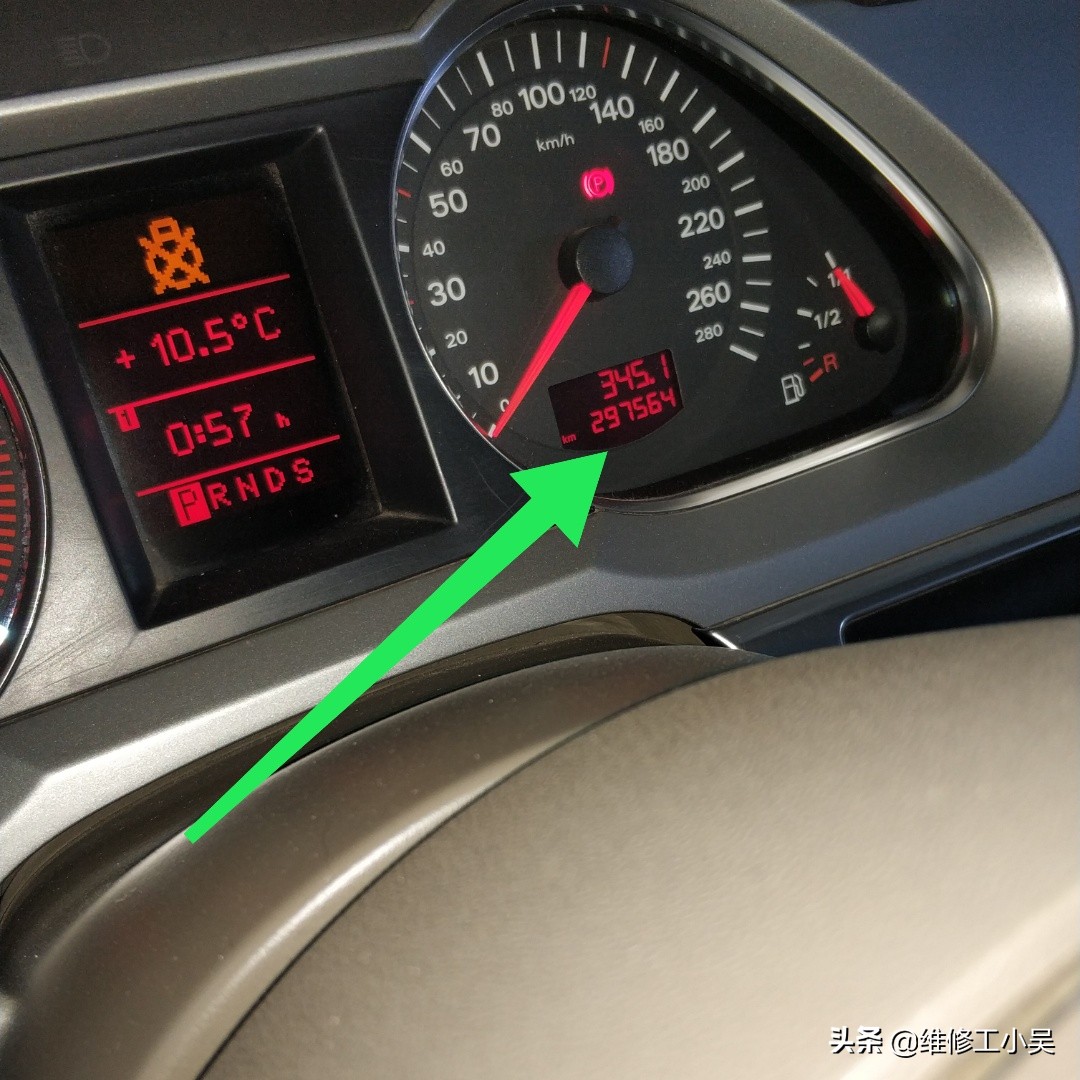 奥迪10万公里漏水,奥迪发动机变速箱漏油维修