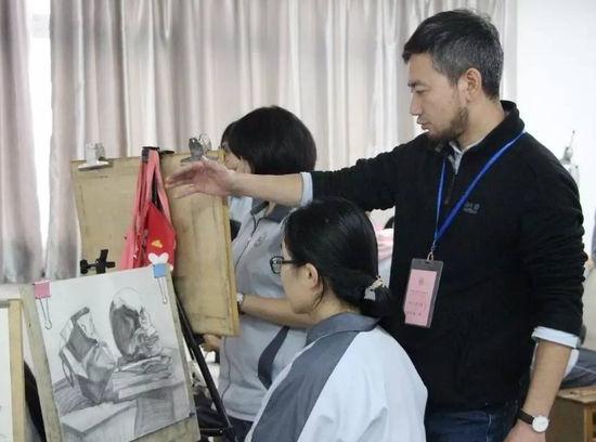 美术生的“以假乱真”火了，画和现实傻傻分不清，老师看了也发懵