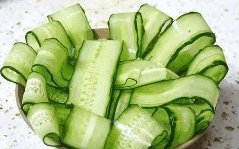 早晨起来脸部浮肿中医辨证,女生早晨醒来脸部浮肿