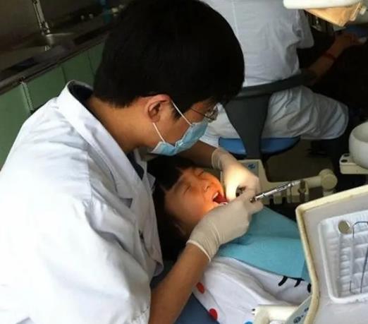 6岁小孩长出双排牙是不是龅牙,孩子长出双排牙只因父母爱太多