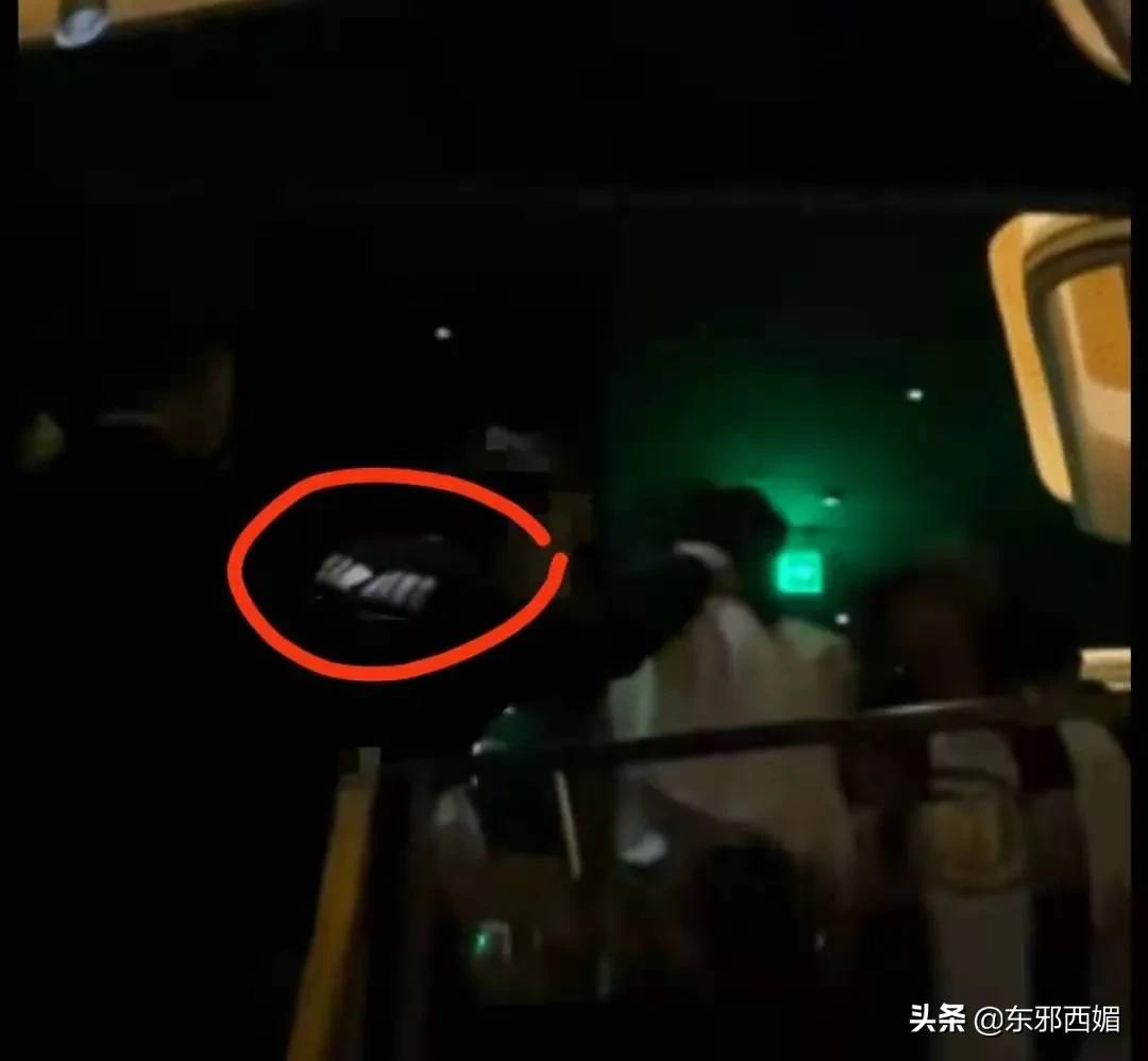 夜店牵手女网红，他也人设崩塌了？