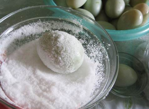 腌咸鸭蛋起沙流油的方法,如何腌制咸鸭蛋既出油又起沙不咸