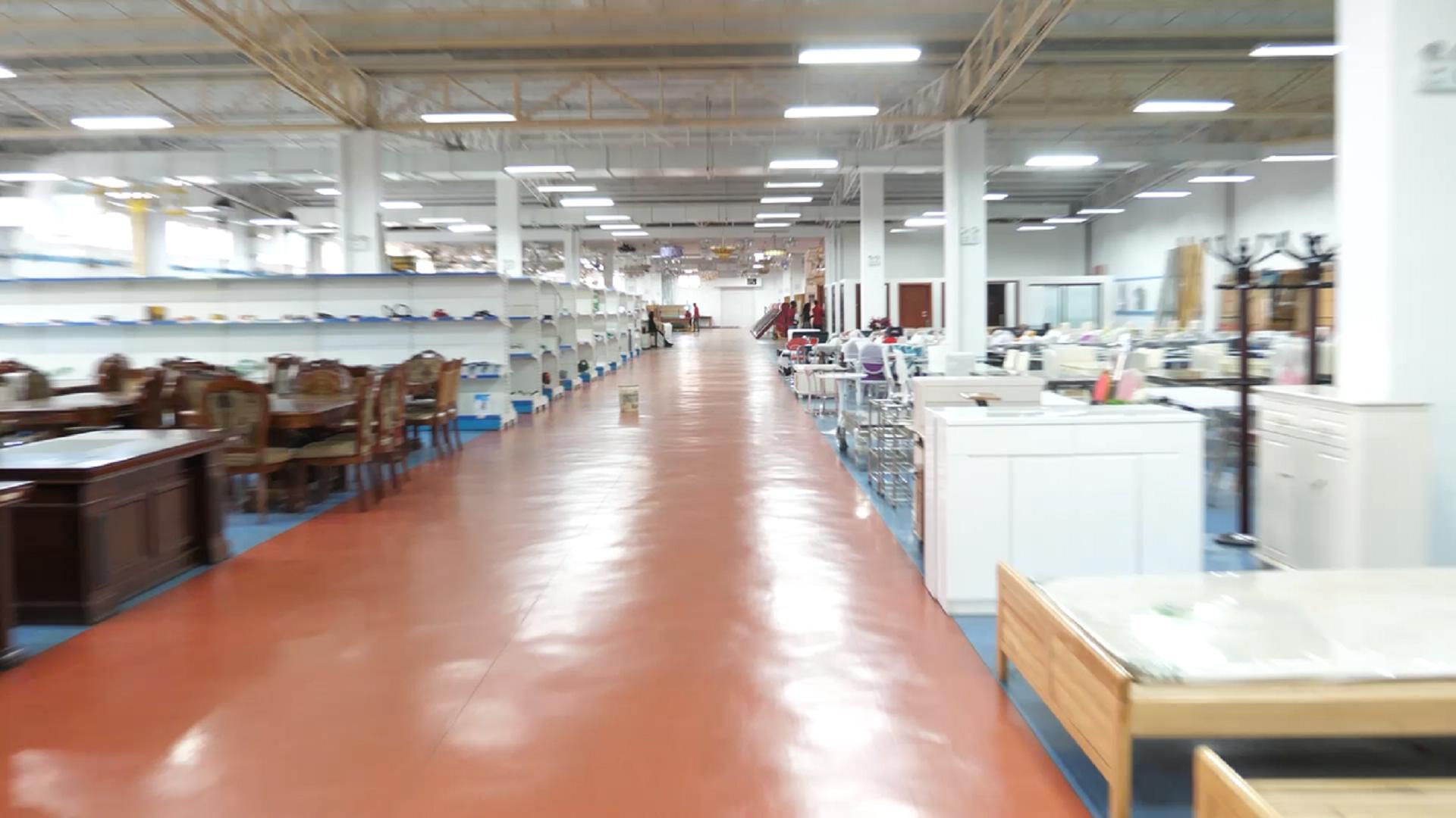 转转中国人在非洲的建材市场，全国规模最大，一张床2400块算便宜