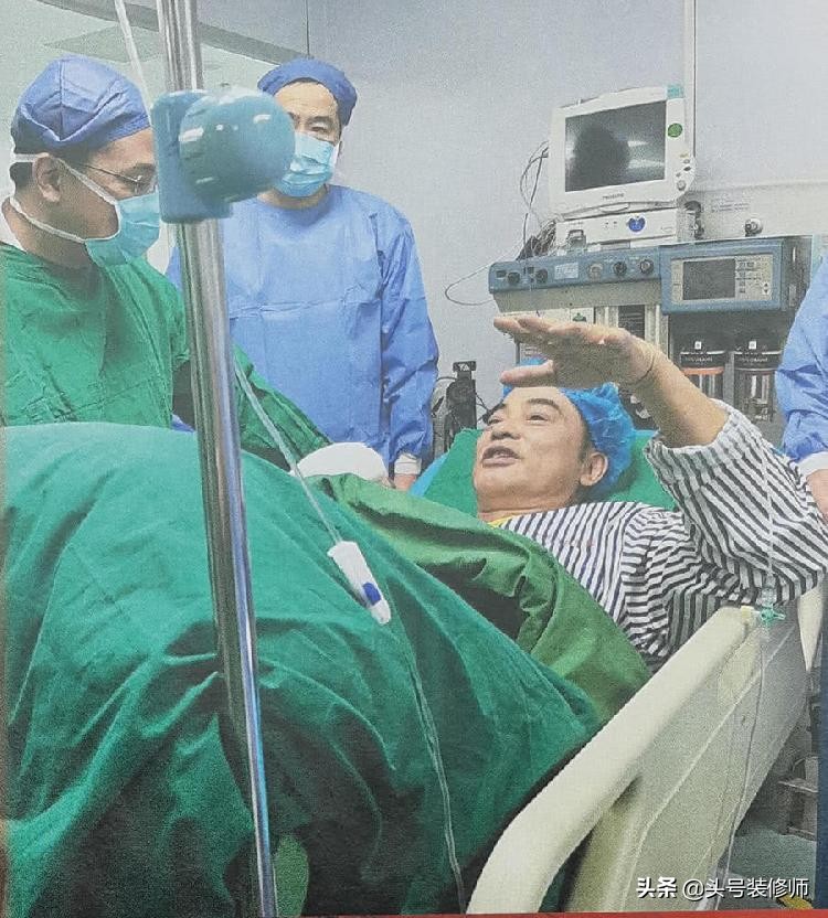 华哥手伤曝光，伤口触目惊心，手指神经被割断