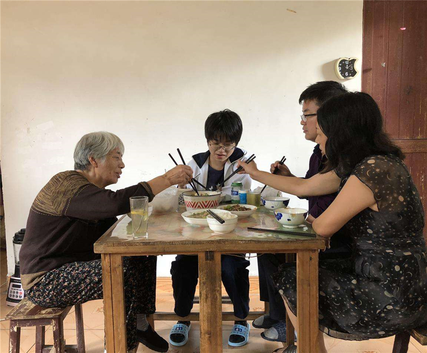 日本脱衣上课红了，男孩女孩都裸上身，网友：不怕早熟