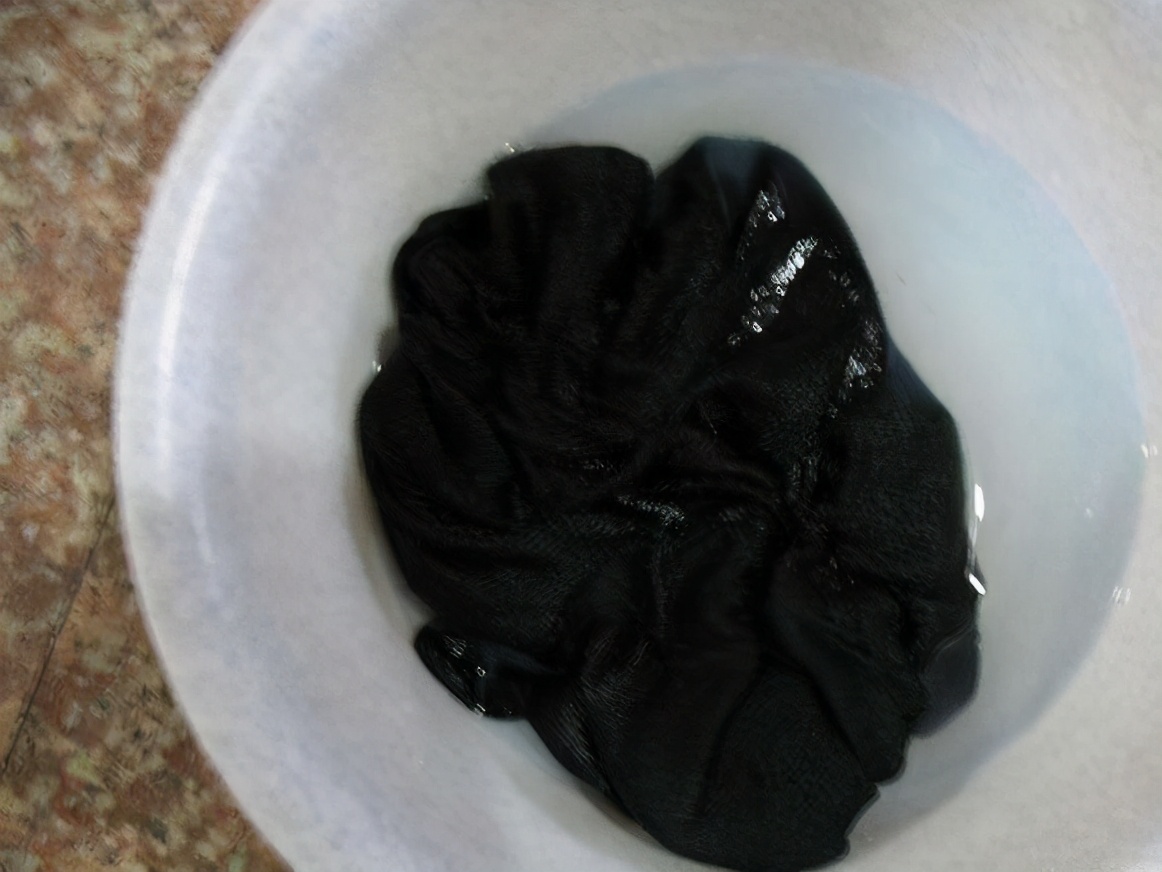 黑色衣服穿久了怎么恢复原色,黑色衣服久了发亮怎么清洗