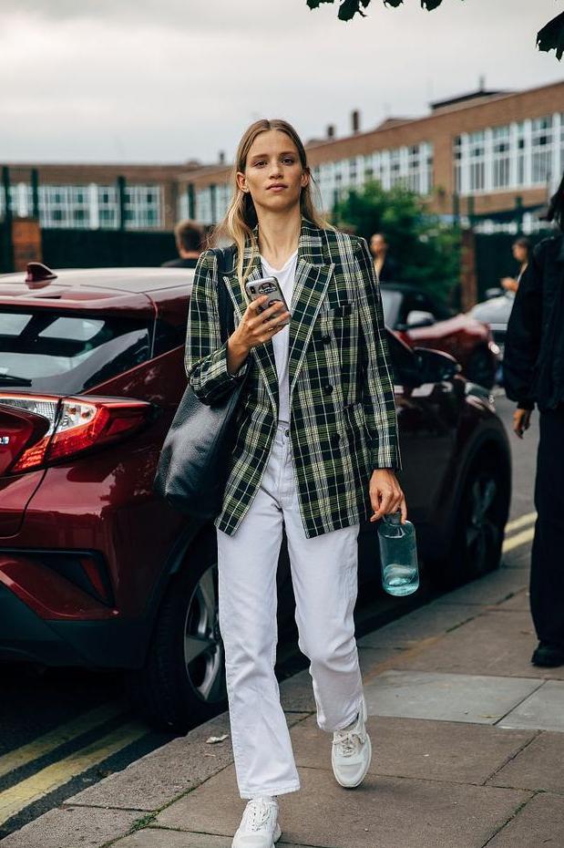 直筒西装裤穿搭高级感,白色气质直筒西装裤高级搭配