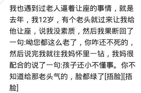 一家人晚上去抓小龙虾吃,跟儿子吃烧烤龙虾