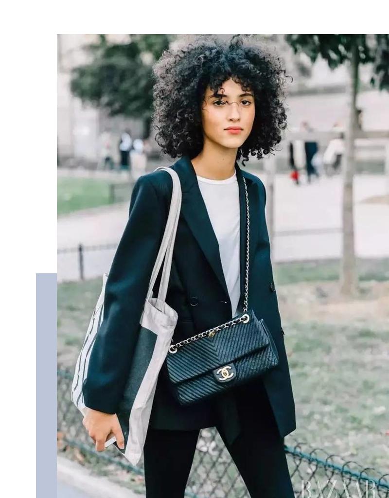 包包怎么斜挎背好看,大号包包怎么背出时尚感