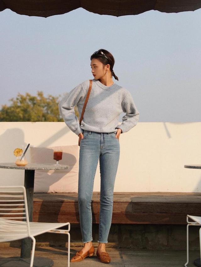 牛仔裤怎样穿搭,牛仔裤的穿搭技巧和方法