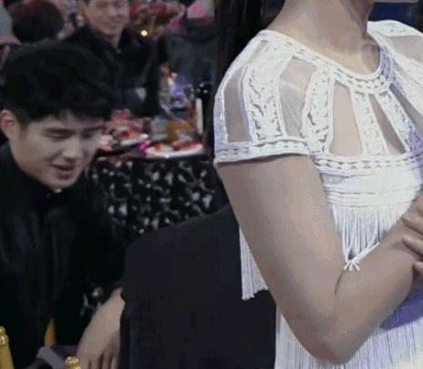 邓伦刘昊然同框热聊,两个人好直男呀,但旁边的关晓彤尴尬了