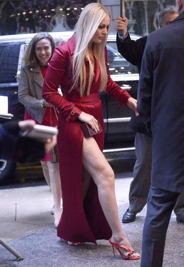 35岁滑雪女皇与黑人男友现身，曾嫁给教练，现皮肤松弛大腿粗壮