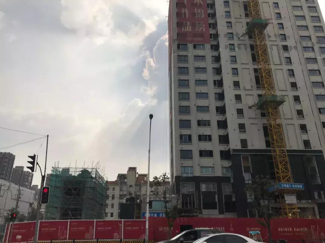 这个神盘只有一栋楼，比隔壁万科便宜100万