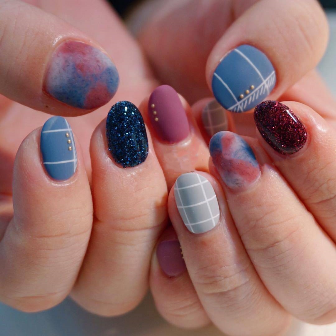 万能的亮片美甲不仅让你的指尖更出众，还会让你拥有好心情哦！