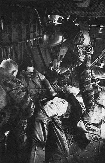 美军飞行员阵亡，机枪手情绪失控：与洋基爸爸13一起骑行