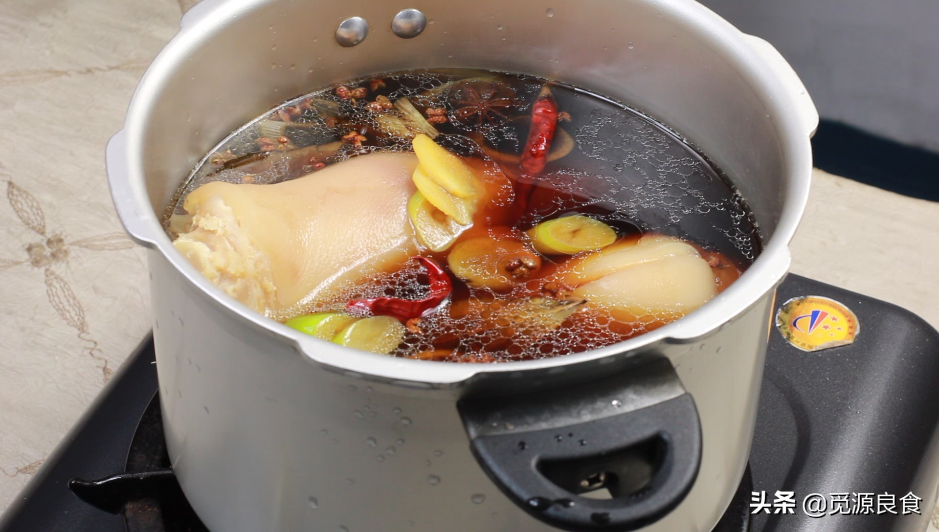 如何卤猪蹄最新最好吃的方法,卤猪蹄要放些什么才容易脱骨