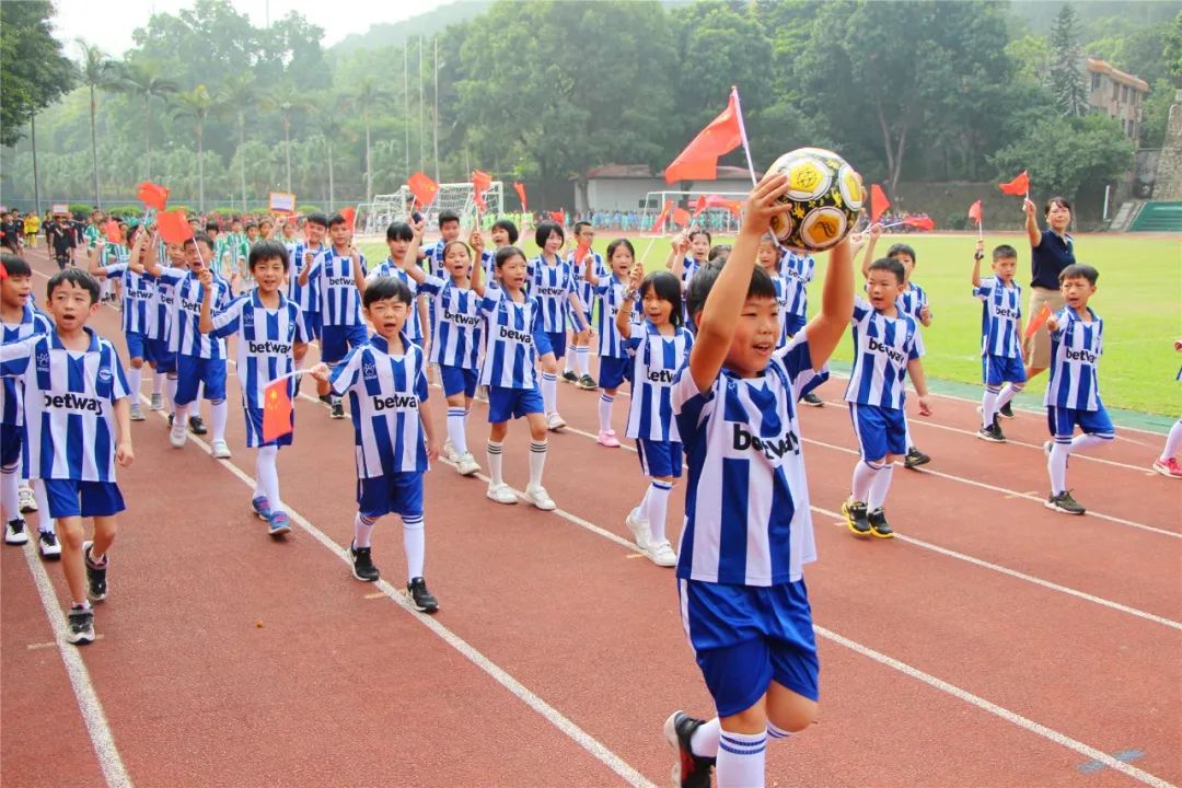 校园足球点燃绿茵梦想,校园足球联赛拉开序幕