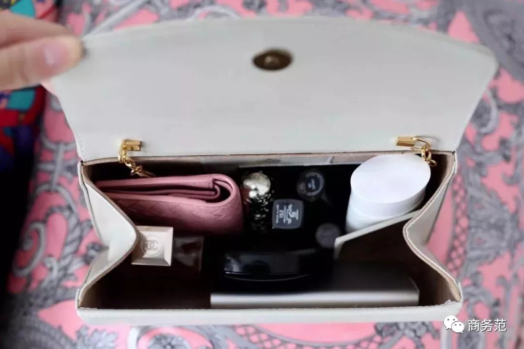 英国女王拿过的包包,英国伊丽莎白女王二世包包