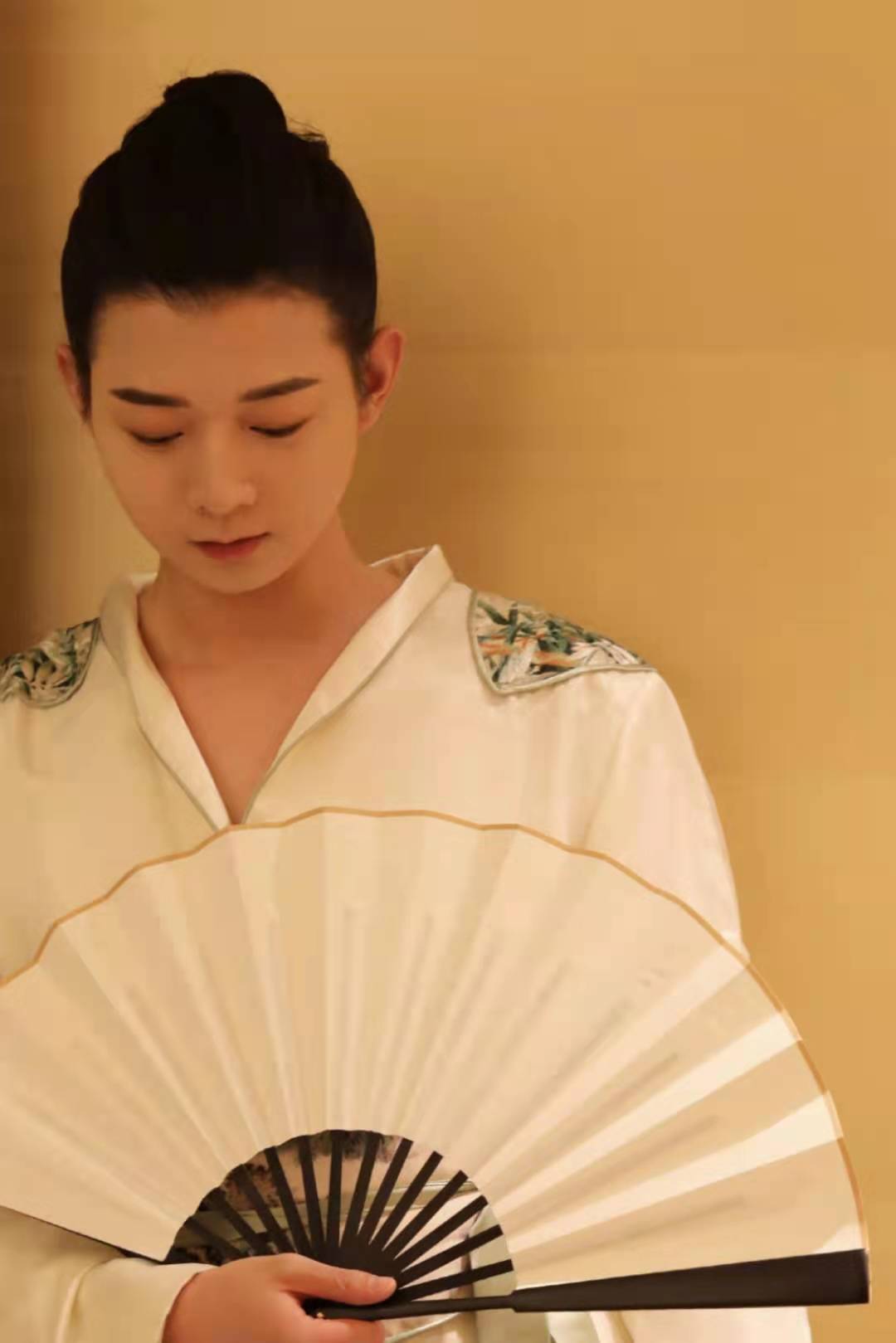 霍尊发文道歉宣布退圈，否认出轨恐吓信息量大，遭陈露发文再打脸