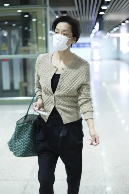 毛阿敏穿什么裤子,毛阿敏针织衫