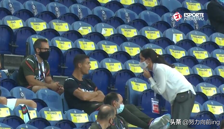 场下也耀眼！欧国联首场C罗未上场反成主角，香蕉没吃成还被说了