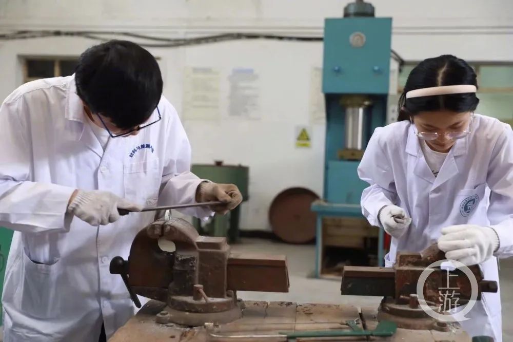 这些高校送的毕业礼物火了,送瓜的,送芯片的,还有送男朋友的