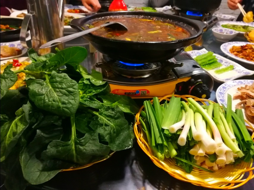 深夜郑州8男2女躲在花园路北环桥头,吃丹江翘嘴鲌,喝方城木瓜酒