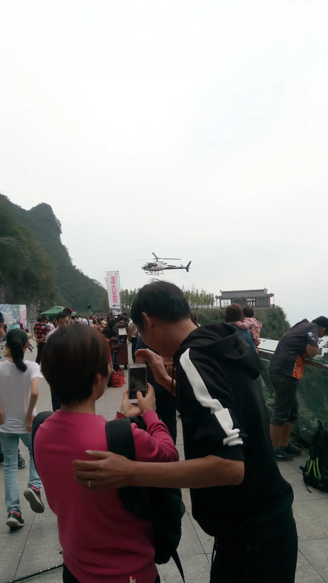 张家界天门山悬崖峭壁的视频,张家界天门山山峰险峻风景秀美