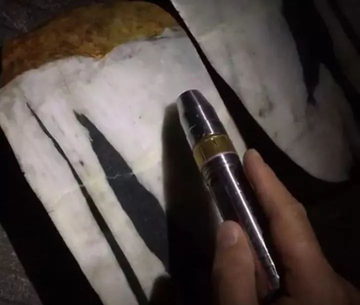 赌石为什么有十赌九输,花两万买的翡翠是不是真的