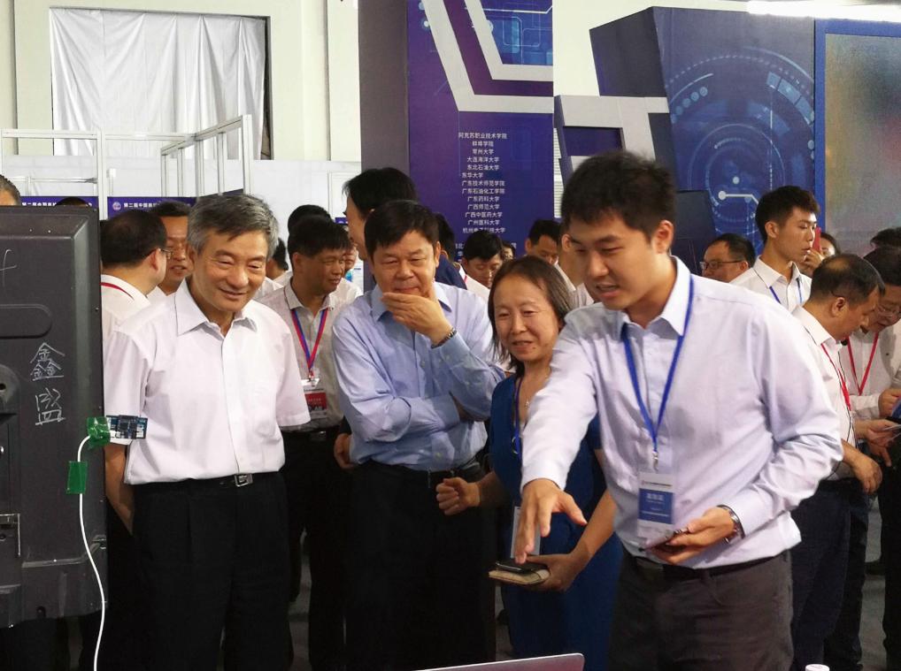 杨辉是做什么的,杨辉第1次变身