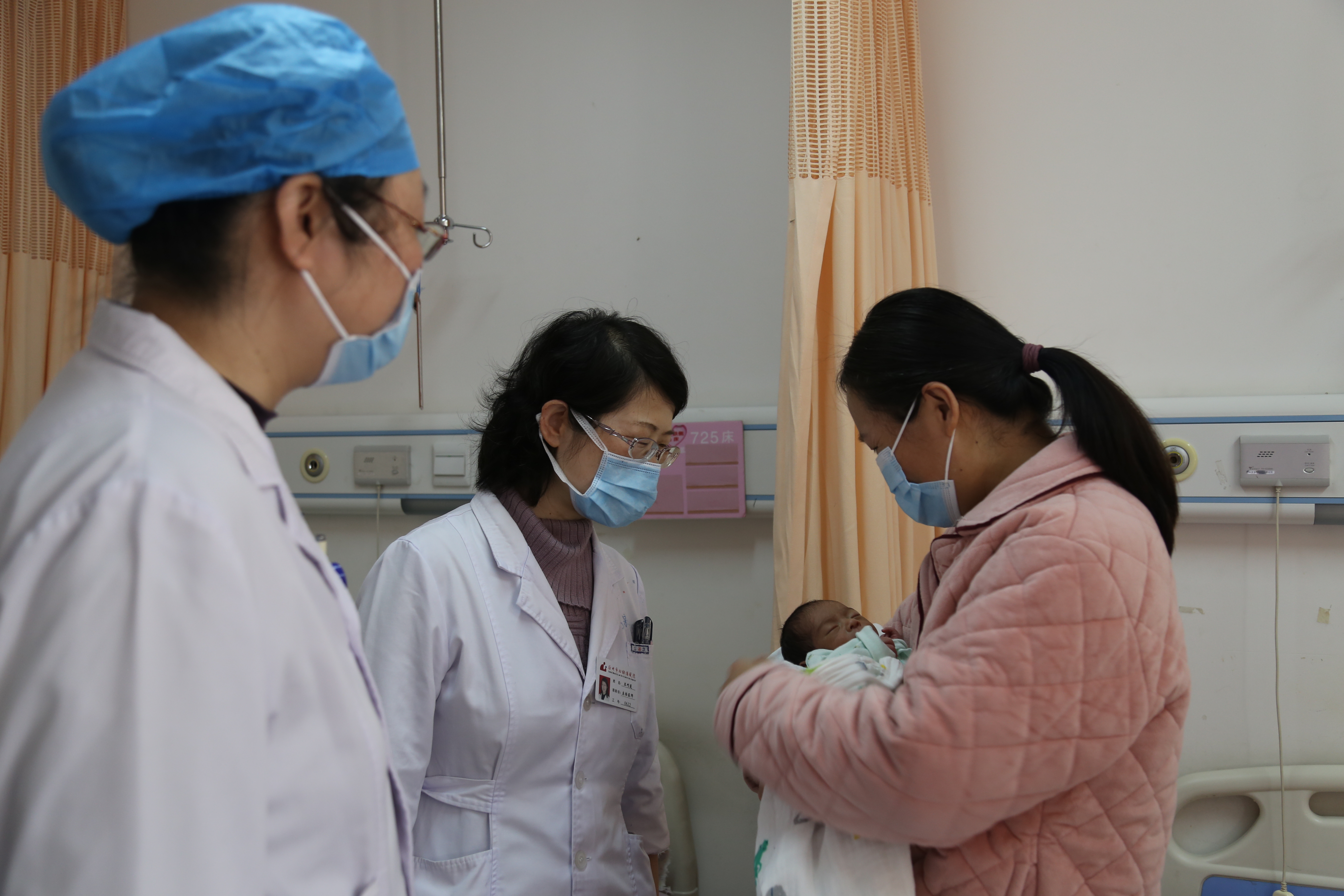 孕21周就早早“破水”女子保胎三个月后生下健康男婴