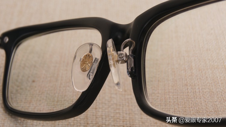 板材眼镜鼻托掉了怎么配,板材眼镜鼻托如何卸下来