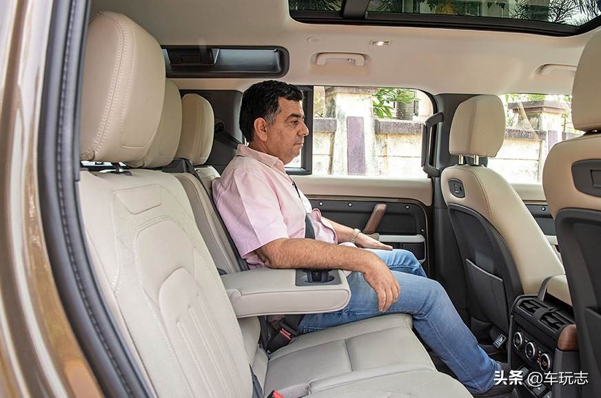 路虎全新卫士预告图,全新一代路虎卫士越野性