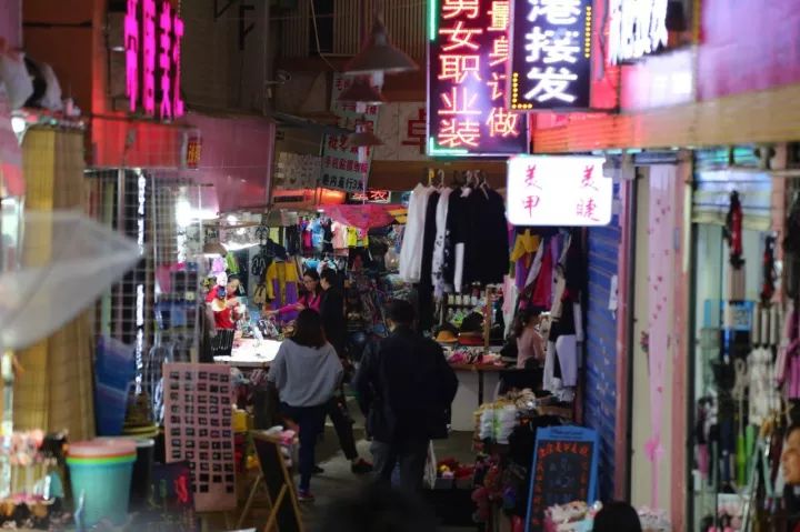 武汉步行街摆地摊,在武汉摆地摊的老乡们