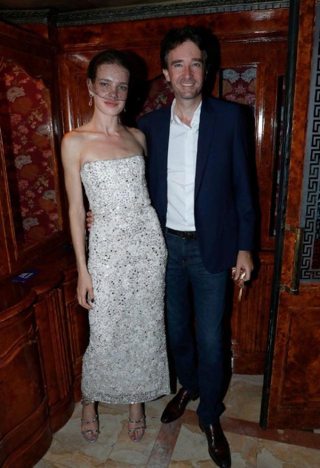 LV太子妃素颜怼脸照太嫩！生5个都这么少女，儿子女儿都是高颜值