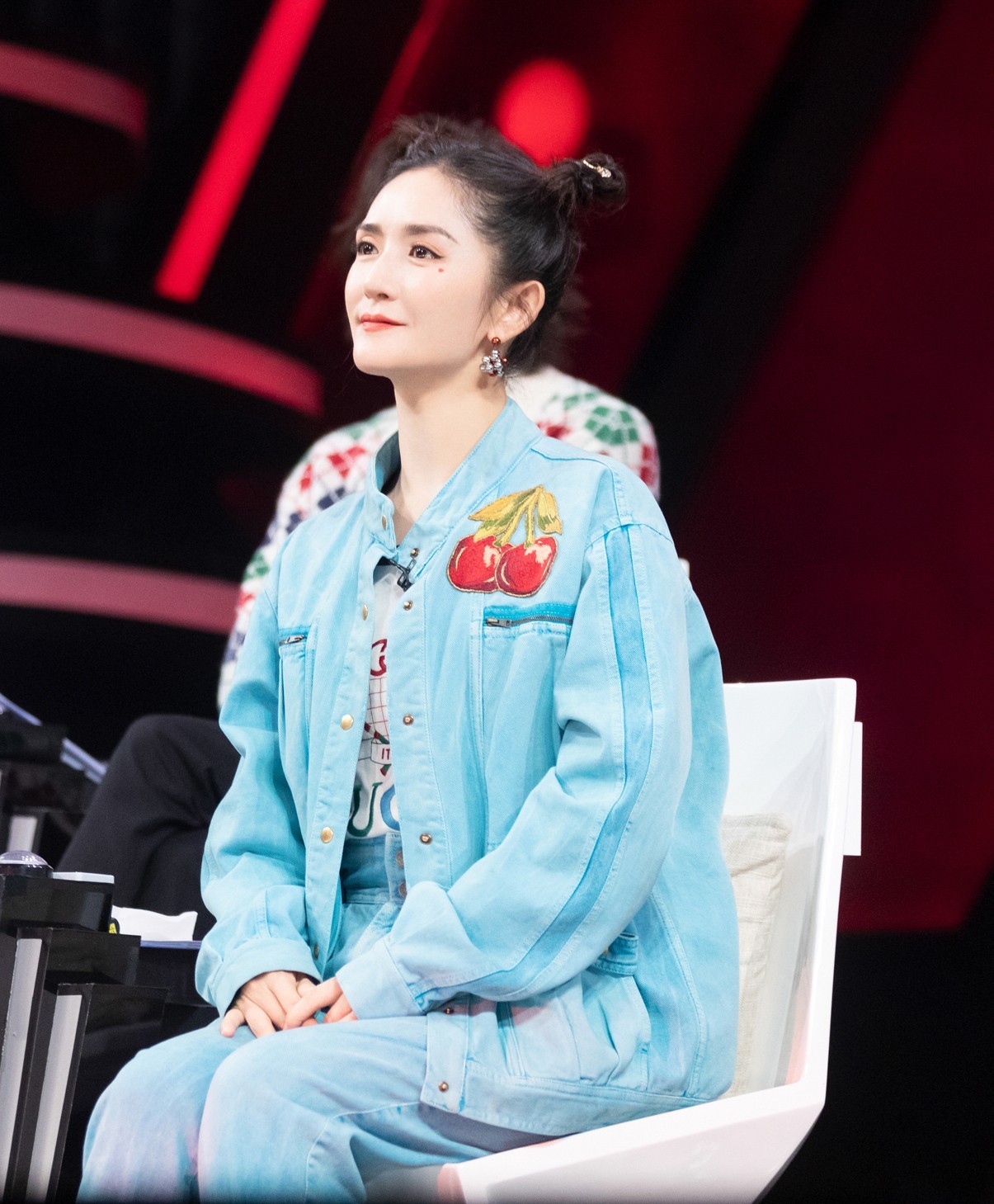 谢娜哪像生过双胞胎的人，38岁穿樱桃外套扎丸子头，俏皮感十足