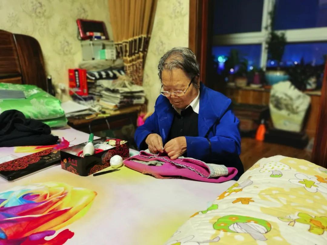 七十岁的老人怎么吹葫芦丝,十二岁小姑娘吹葫芦丝