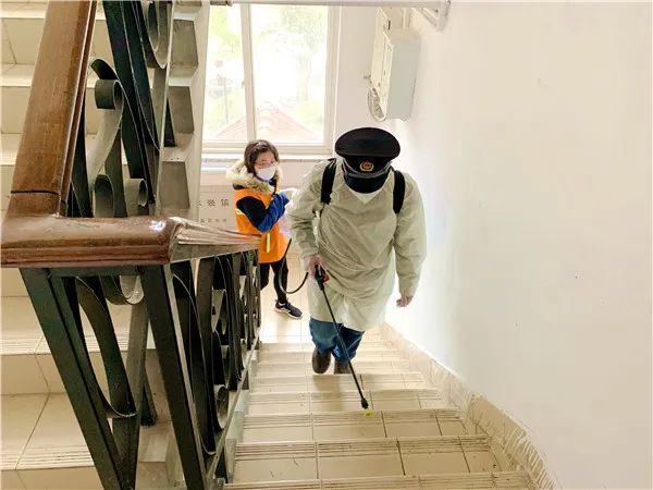 外籍居民刚刚落地,工作人员就对他…