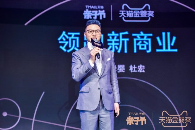 大象奔向水边,大象向着人类跑去