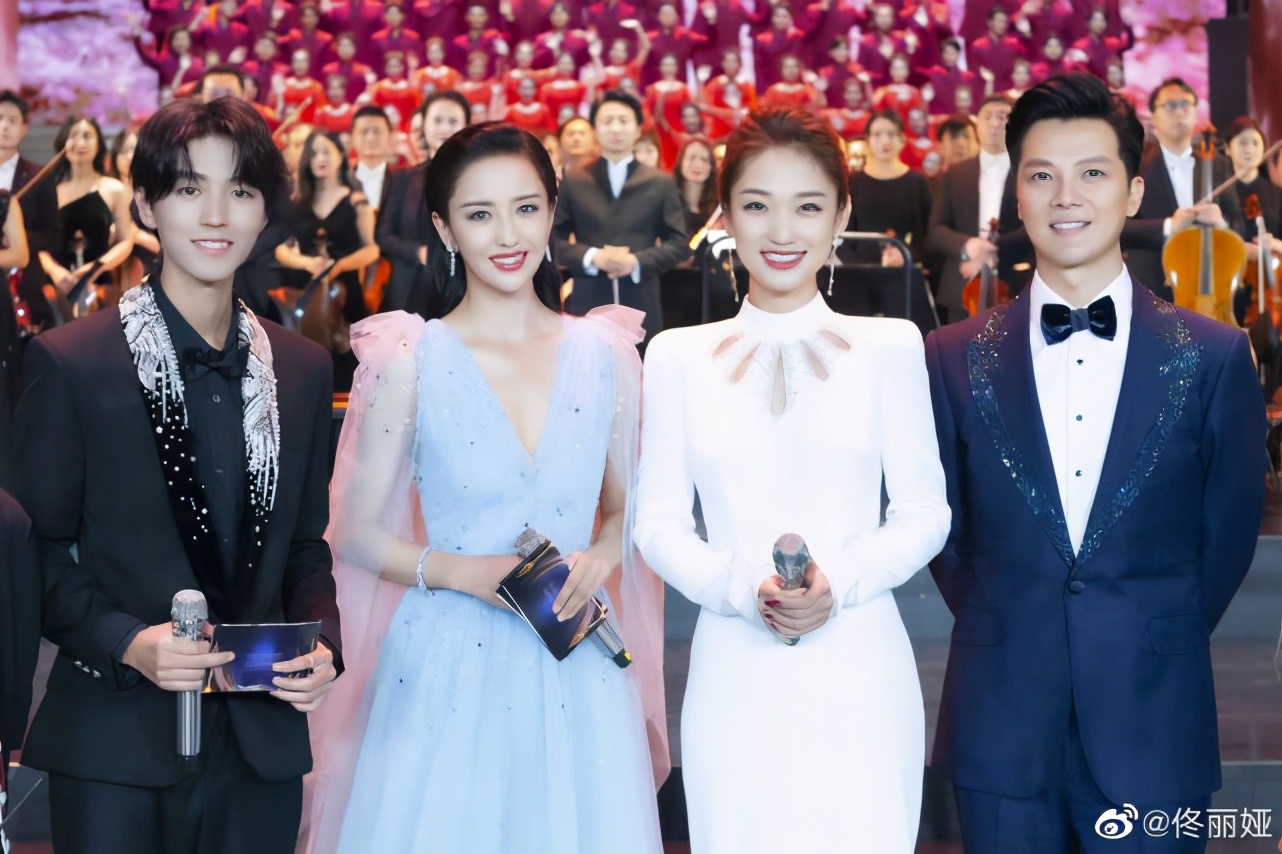 佟丽娅回应牵手神秘男子，澄清却引发惋惜，评论区一反常态